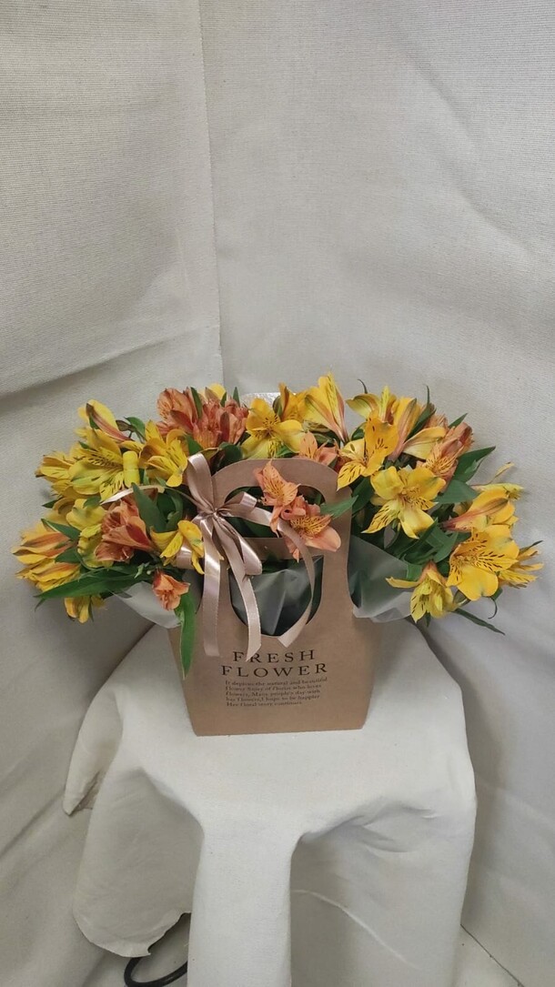 Сумочка из жёлтой и оранжевой альстрамерии, артикул F1410165 - 3570 рублей, доставка по городу. Flawery - доставка цветов