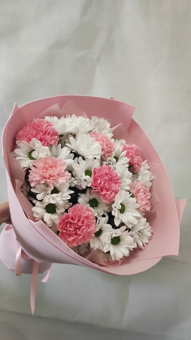 Букет из кустовых хризантем и диантусов, артикул F1411348 - 3618 рублей, доставка по городу. Flawery - доставка цветов