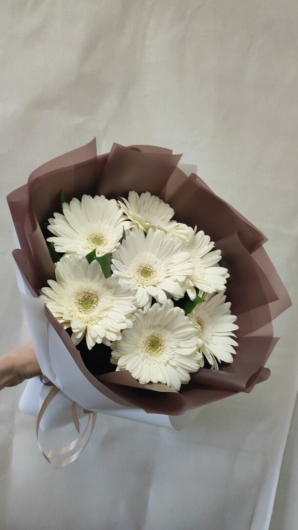 Букет из 7 белых гербер, артикул F1412144 - 2419 рублей, доставка по городу. Flawery - доставка цветов