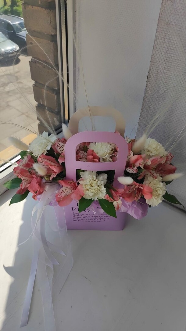 Сумочка из гвоздик и альстрамерий, артикул F1413304 - 3618 рублей, доставка по городу. Flawery - доставка цветов