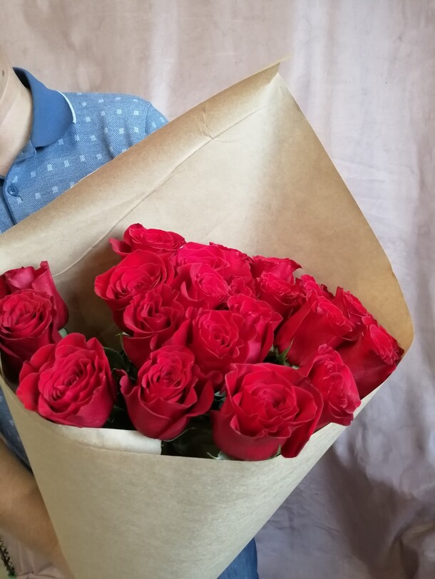Букет из 23 эквадорских роз, артикул F51201 - 13990 рублей, доставка по городу. Flawery - доставка цветов