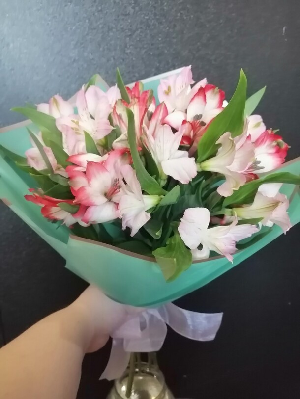 Мини комплимент из альстромерии, артикул F91174 - 3400 рублей, доставка по городу. Flawery - доставка цветов