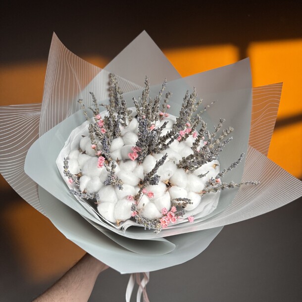 Минималистик букет хлопка и лаванды, артикул F1262986 - 3223 рублей, доставка по городу. Flawery - доставка цветов