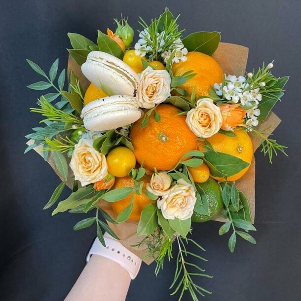 Нежный мандарин с макаронс, артикул F1497148 - 4290 рублей, доставка по городу. Flawery - доставка цветов