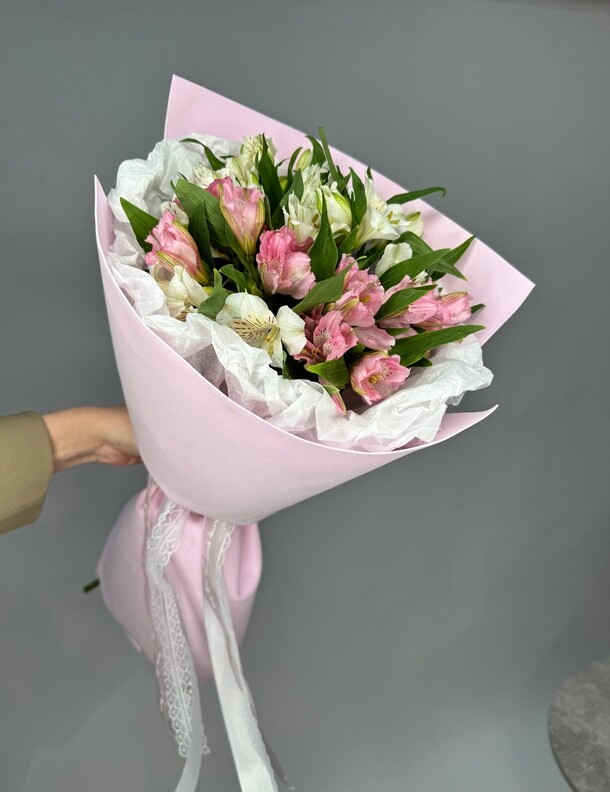 Моно букет из 9 альстромерий, артикул F1346901 - 3310 рублей, доставка по городу. Flawery - доставка цветов