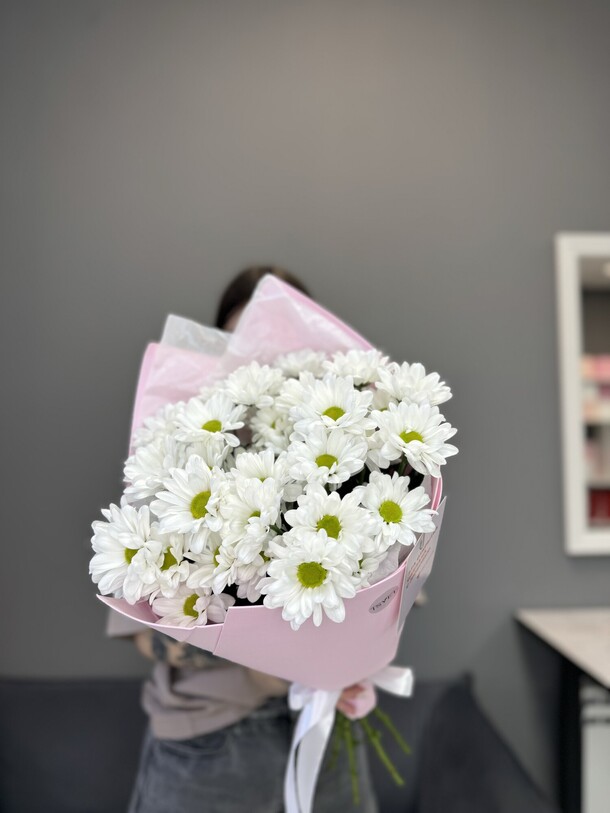 Букет ромашек s r01, артикул F1235947 - 3060 рублей, доставка по городу. Flawery - доставка цветов