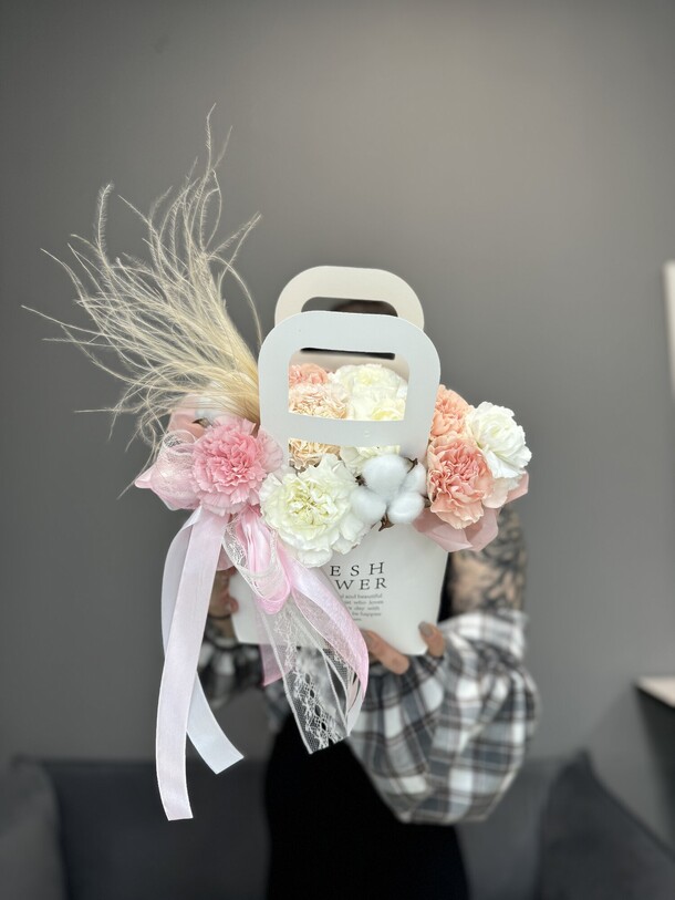 «marshmellow» сумочка с ажурными диантусами d06, артикул F1289556 - 2700 рублей, доставка по городу. Flawery - доставка цветов