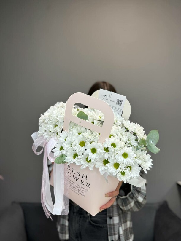 Сумочка с белоснежными ромашками r03, артикул F1306259 - 4716 рублей, доставка по городу. Flawery - доставка цветов