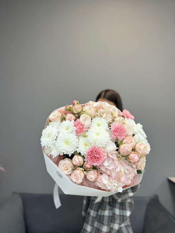 "merci" объемный букет с гортензией и пионовидными кустовыми розами g07, артикул F1306261 - 7140 рублей, доставка по городу. Flawery - доставка цветов