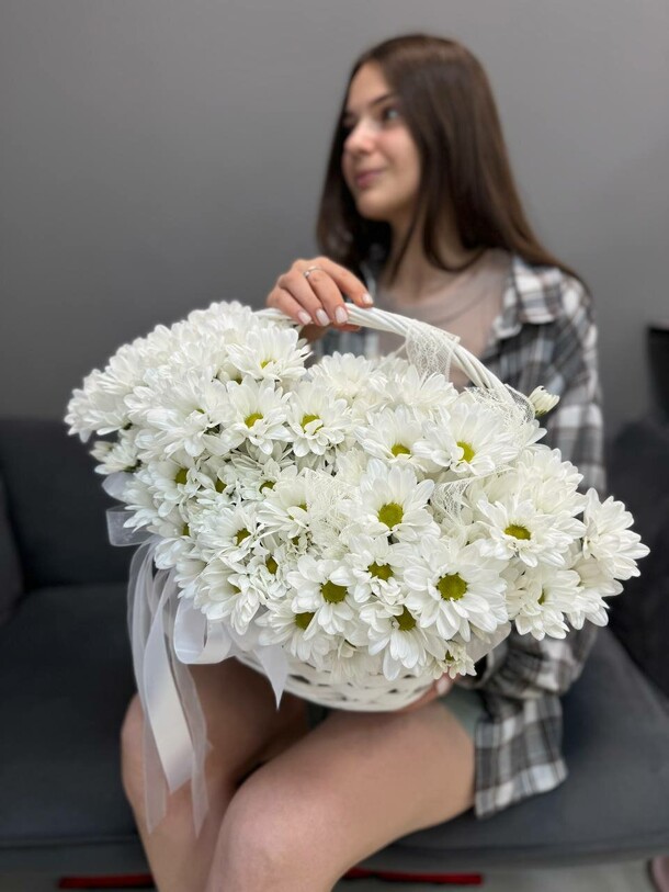 Корзина белоснежных ромашек r05, артикул F1306291 - 7476 рублей, доставка по городу. Flawery - доставка цветов