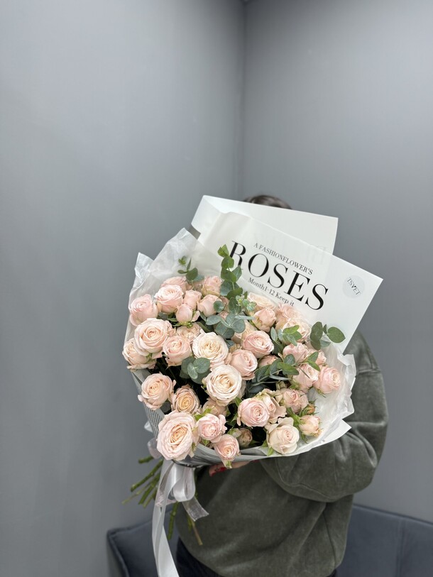 Пионовидные кустовые розы х эвкалипт b20, артикул F1333630 - 8424 рублей, доставка по городу. Flawery - доставка цветов