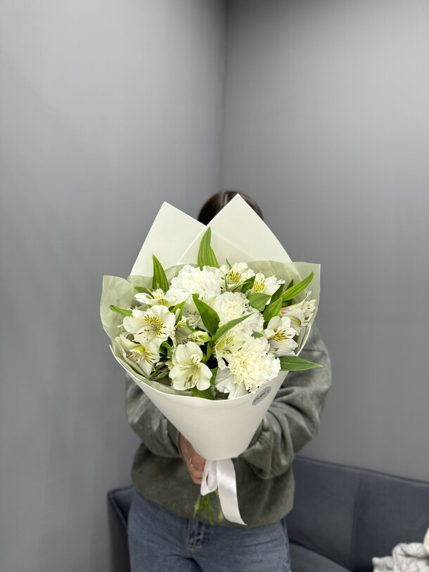 Альстромерия х диантусы a10, артикул F1333977 - 3300 рублей, доставка по городу. Flawery - доставка цветов