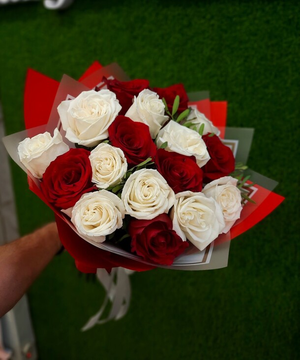 Розы белые и красные, артикул F1248940 - 9490 рублей, доставка по городу. Flawery - доставка цветов