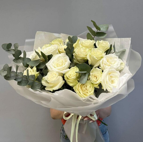 Моно из белых роз с эвкалиптом, артикул F1306745 - 8900 рублей, доставка по городу. Flawery - доставка цветов