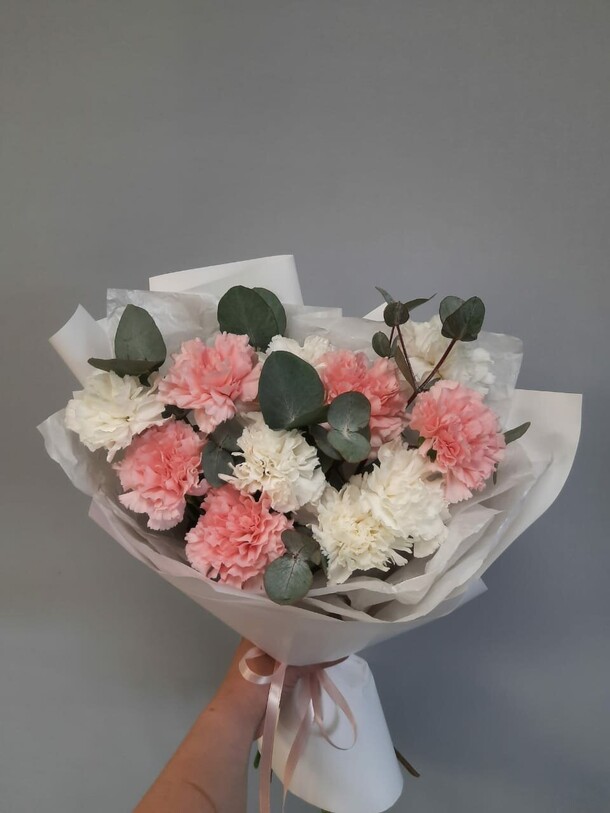 Моно из диантусов с эвкалиптом, артикул F1306770 - 3690 рублей, доставка по городу. Flawery - доставка цветов