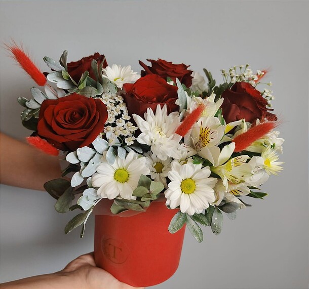 Коробка с розами, артикул F1306816 - 5199 рублей, доставка по городу. Flawery - доставка цветов