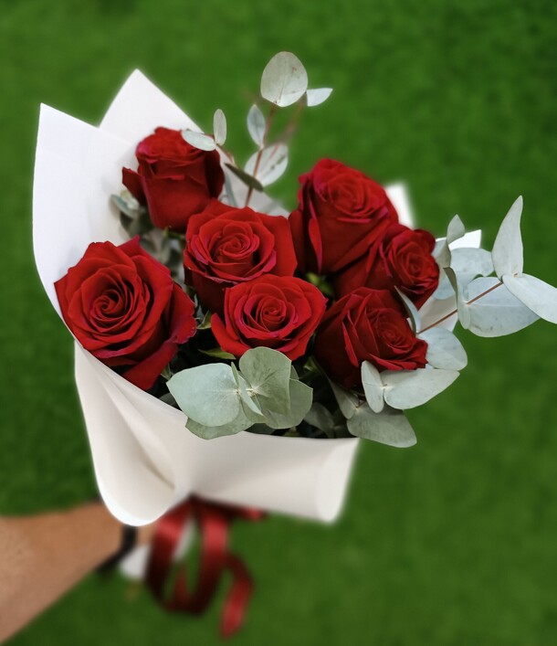 Розы с эвкалиптом, артикул F1306827 - 3900 рублей, доставка по городу. Flawery - доставка цветов