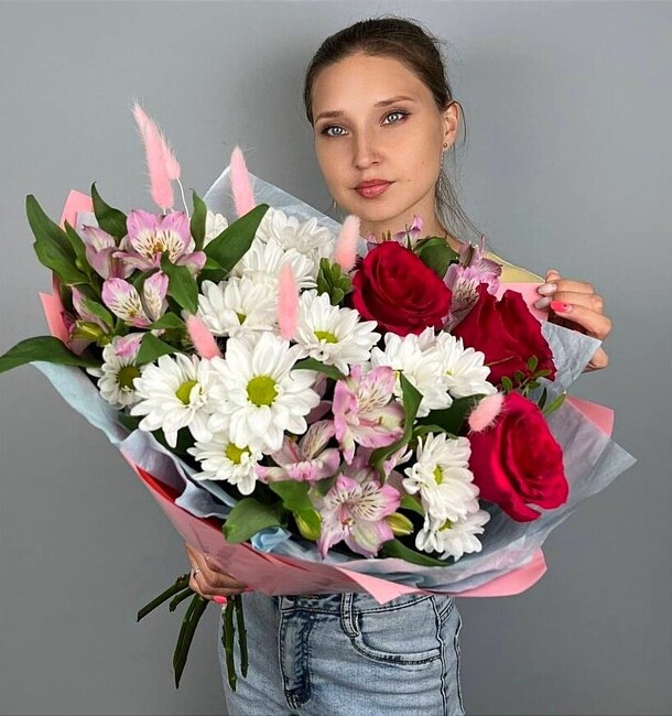 Букет с яркими розами и ромашкой, артикул F1311644 - 5490 рублей, доставка по городу. Flawery - доставка цветов