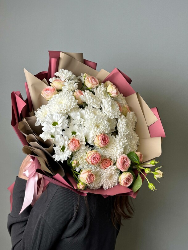 Букет хризантем " нежные объятия", артикул F1491391 - 6670 рублей, доставка по городу. Flawery - доставка цветов