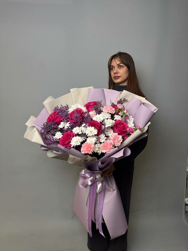 Букет гигант с яркими розами, артикул F1492576 - 11490 рублей, доставка по городу. Flawery - доставка цветов