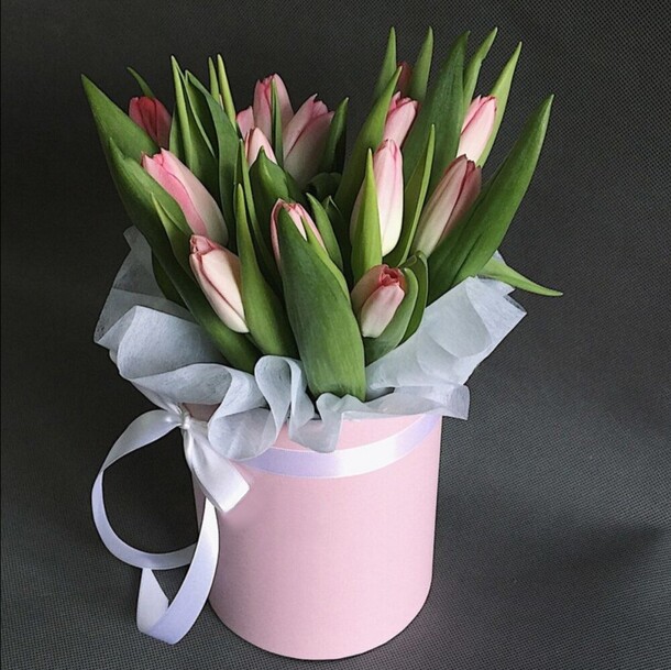 Тюльпаны в шляпной коробке, артикул F1232544 - 5610 рублей, доставка по городу. Flawery - доставка цветов