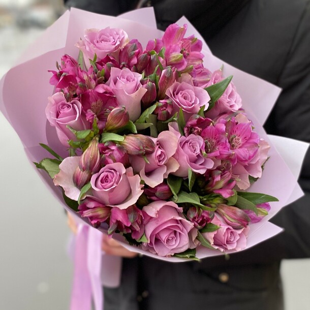 Букет из роз и альстромерий «пинки», артикул F1232565 - 7370 рублей, доставка по городу. Flawery - доставка цветов