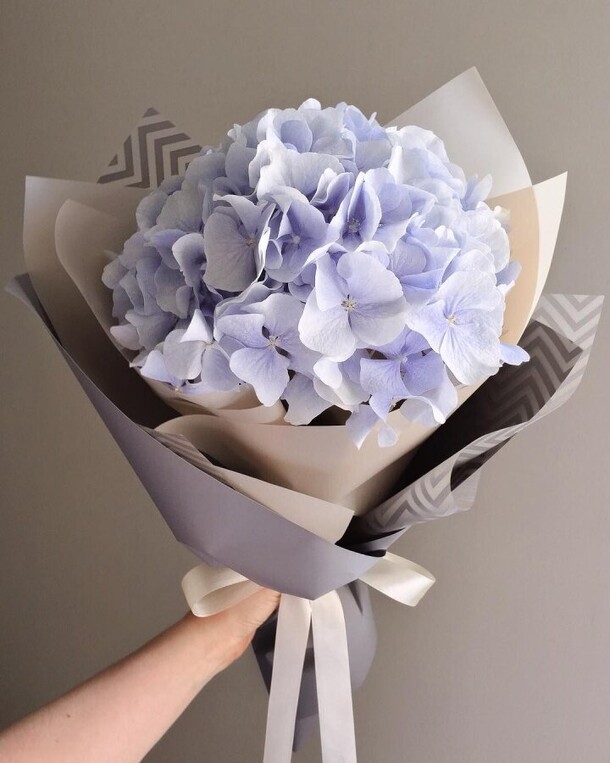 Букет с гортензией «нежность», артикул F1233053 - 2860 рублей, доставка по городу. Flawery - доставка цветов