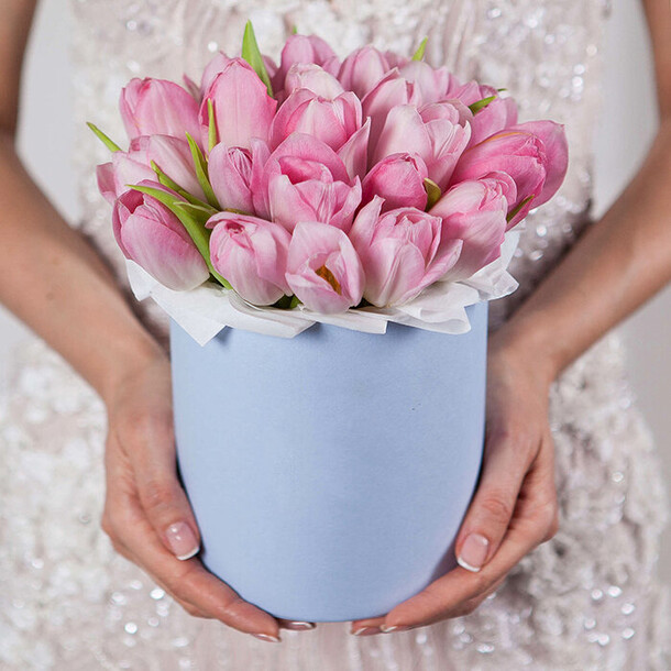 Букет тюльпанов в шляпной коробке, артикул F1233063 - 7590 рублей, доставка по городу. Flawery - доставка цветов