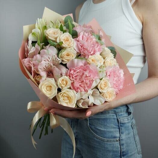 Букет из роз, гвоздик и альстромерий «первая любовь», артикул F1233392 - 8580 рублей, доставка по городу. Flawery - доставка цветов