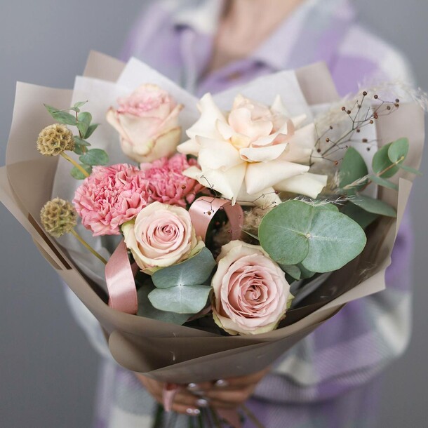 Букет из роз и гвоздик «незнакомка», артикул F1233460 - 5940 рублей, доставка по городу. Flawery - доставка цветов