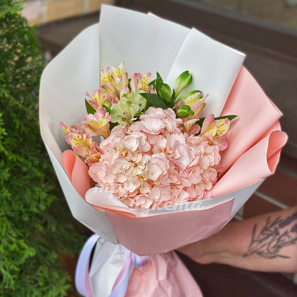 Букет из альстромерий и гортензии «сад», артикул F1233472 - 3080 рублей, доставка по городу. Flawery - доставка цветов