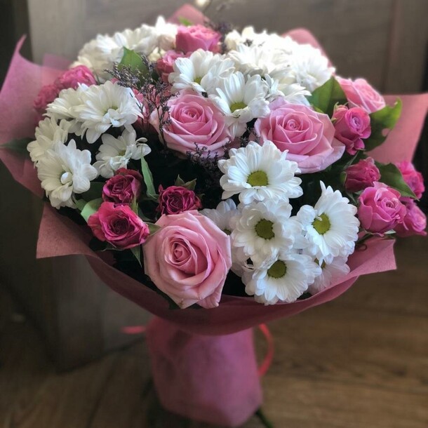 Букет из роз и хризантем «воздушный поцелуй», артикул F1233914 - 8085 рублей, доставка по городу. Flawery - доставка цветов