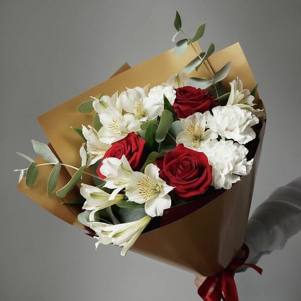 Букет из роз, альстромерий и гвоздик «скучаю», артикул F1233927 - 9790 рублей, доставка по городу. Flawery - доставка цветов