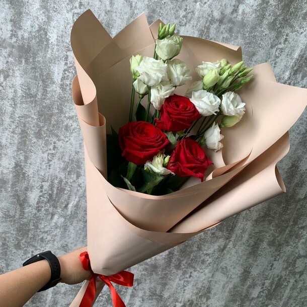 Букет из роз и эустомы «любимой», артикул F1233931 - 3190 рублей, доставка по городу. Flawery - доставка цветов