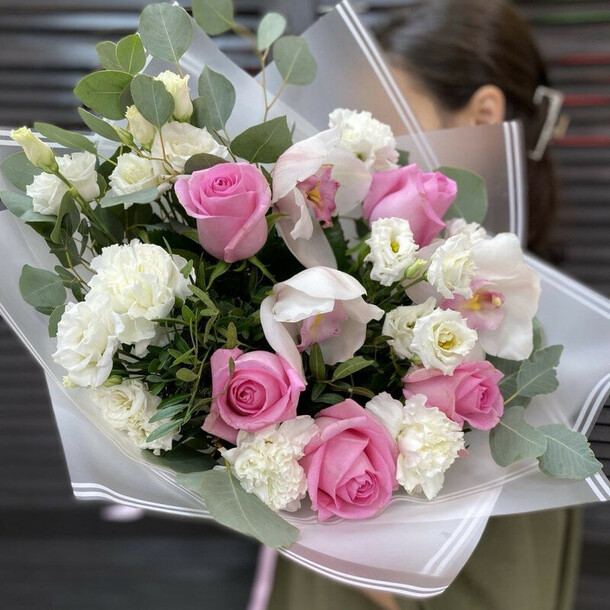 Букет из роз, гвоздик и эустомы «малышка», артикул F1233934 - 7579 рублей, доставка по городу. Flawery - доставка цветов