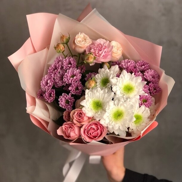 Букет из роз, гвоздик и хризантем «бал», артикул F1234265 - 4620 рублей, доставка по городу. Flawery - доставка цветов