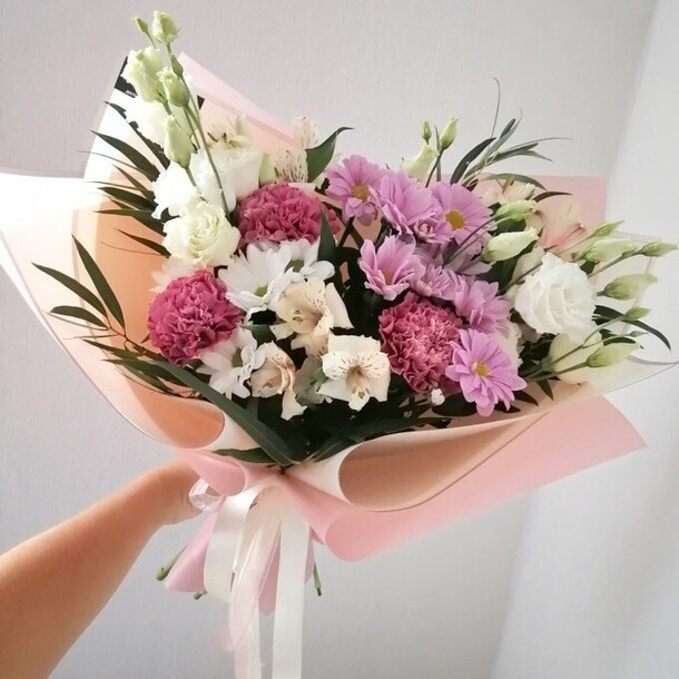 Букет из гвоздик, хризантем и эустомы «сладкий сон», артикул F1234276 - 6380 рублей, доставка по городу. Flawery - доставка цветов