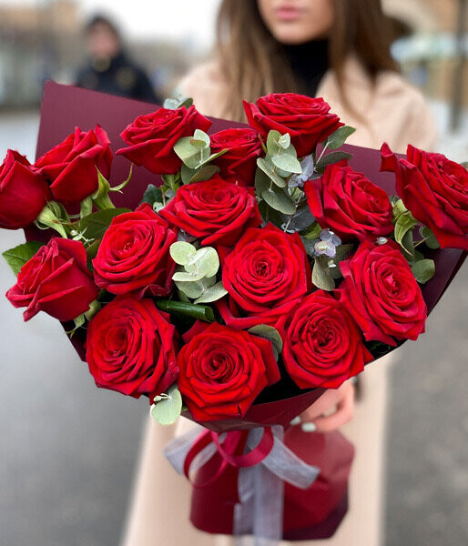 Букет красных роз «классика», артикул F1234291 - 7535 рублей, доставка по городу. Flawery - доставка цветов