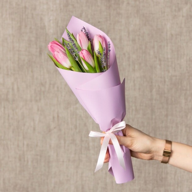 Букет тюльпанов «свежее утро», артикул F1235513 - 2200 рублей, доставка по городу. Flawery - доставка цветов