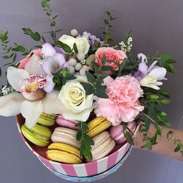 Съедобный букет с макарунами, артикул F1235825 - 7700 рублей, доставка по городу. Flawery - доставка цветов