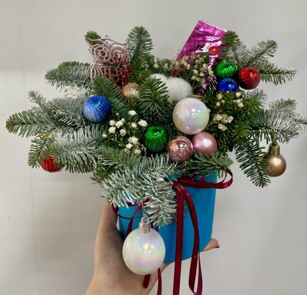 Новогодняя композиция в коробке, артикул F1237495 - 5610 рублей, доставка по городу. Flawery - доставка цветов