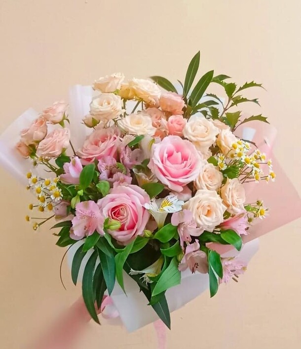 Букет из роз и ромашек, артикул F1237497 - 6710 рублей, доставка по городу. Flawery - доставка цветов