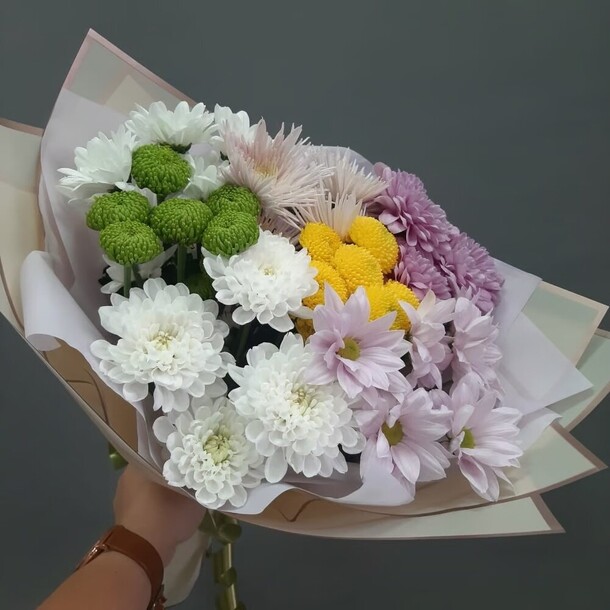 Букет хризантем «микс», артикул F1238491 - 5610 рублей, доставка по городу. Flawery - доставка цветов