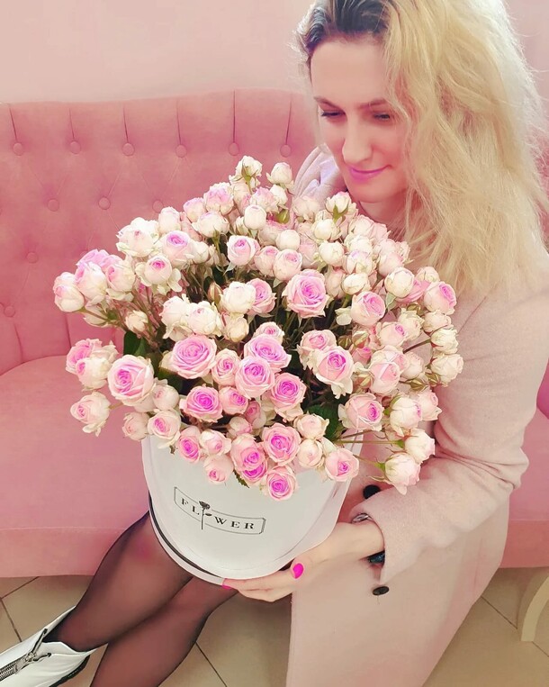 Кустовые розы в шляпной коробке, артикул F1239054 - 10560 рублей, доставка по городу. Flawery - доставка цветов