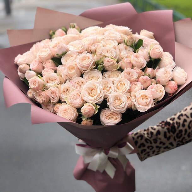 Букет кустовых роз, артикул F1239844 - 10890 рублей, доставка по городу. Flawery - доставка цветов