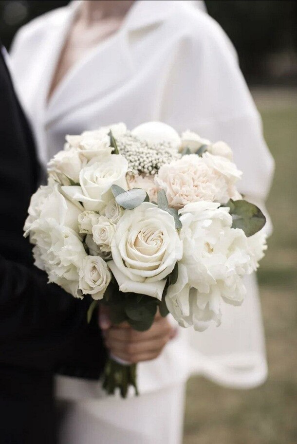 Букет невесты из роз и гвоздик «шик», артикул F1242087 - 14012 рублей, доставка по городу. Flawery - доставка цветов