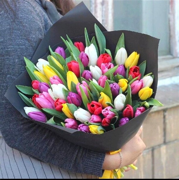 Букет разноцветных тюльпанов, артикул F1244034 - 14685 рублей, доставка по городу. Flawery - доставка цветов