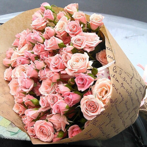 Букет кустовых роз в крафте, артикул F1244048 - 12320 рублей, доставка по городу. Flawery - доставка цветов