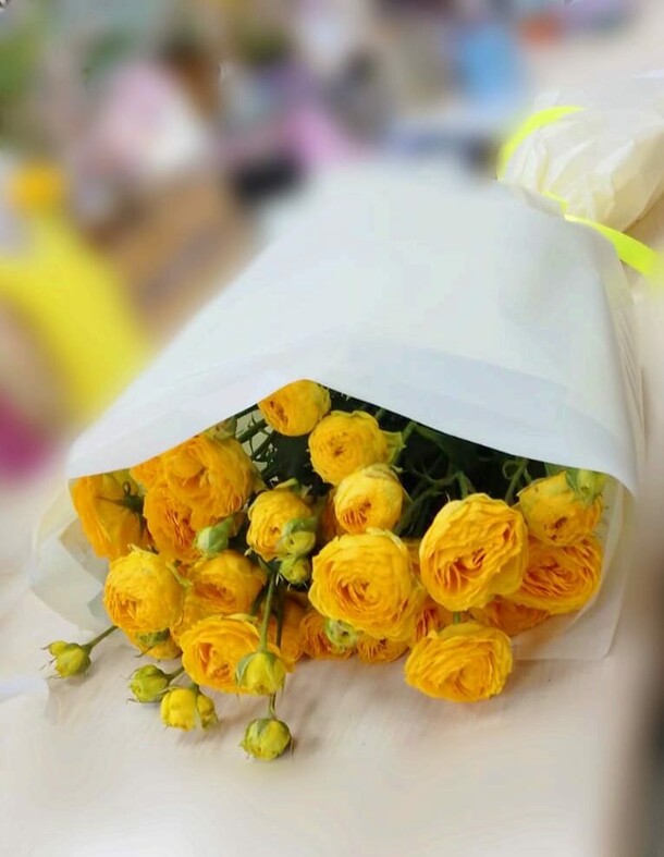 Букет желтых кустовых роз, артикул F1247692 - 3520 рублей, доставка по городу. Flawery - доставка цветов