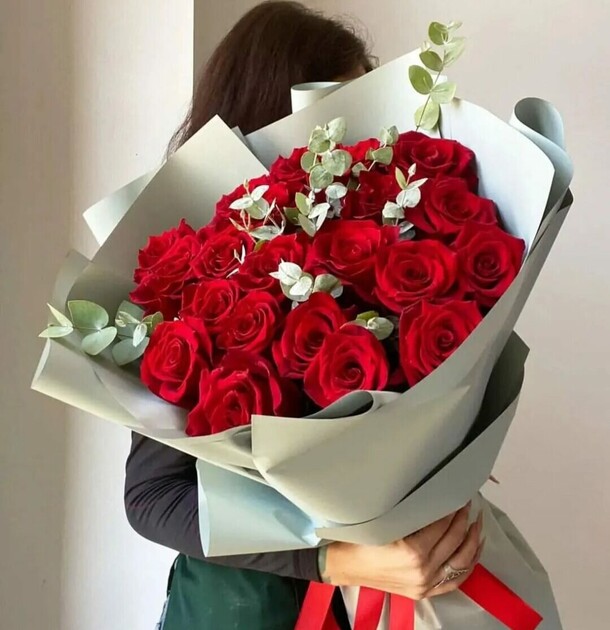 Букет красных роз, артикул F1247715 - 9735 рублей, доставка по городу. Flawery - доставка цветов